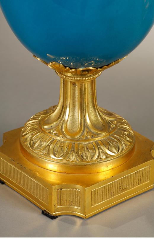 独角鹿西洋古董 19世纪下半叶法国出品路易十六风格古典人物主题铜鎏金精雕装饰蓝釉瓷花瓶一对 商品图4