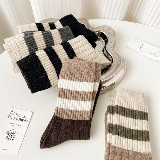 【应季速抢❗️19.9抢10双🔥秋冬中筒袜】轻柔软糯，告别寒冷，袜子女中筒秋冬款防臭吸汗鲨鱼裤百搭条纹堆堆长筒袜学院风防滑 商品图2