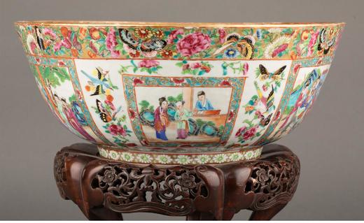 独角鹿西洋古董 中国出品花卉主题镂雕硬木底座装饰传统园邸人物主题广彩瓷潘趣酒碗 商品图4