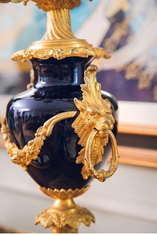 独角鹿西洋古董 法国G. Philippe工坊出品兽首花卉主题铜鎏金精雕装饰珐琅表盘陶瓷座钟烛台三件套 商品图3