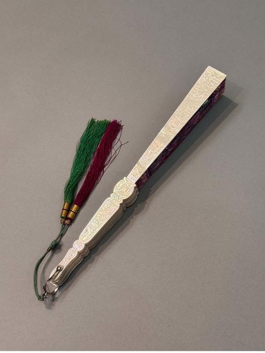 独角鹿西洋古董 中国古董 母贝精雕扇骨装饰官邸人物主题纸本彩绘双扇面折扇 商品图6