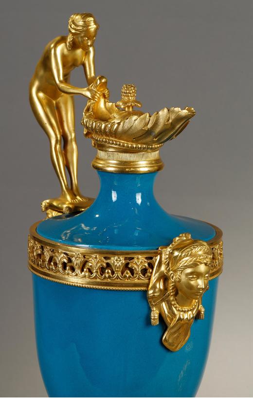 独角鹿西洋古董 19世纪下半叶法国出品路易十六风格古典人物主题铜鎏金精雕装饰蓝釉瓷花瓶一对 商品图3