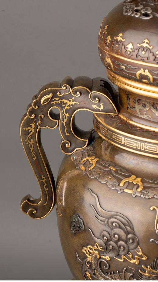 独角鹿西洋古董 日本明治时期名家大橋三右衛門義政签名创作双龙飞天主题镀金银精雕嵌多宝石装饰麒麟钮顶盖及象首三足底座铜香炉摆件 商品图4