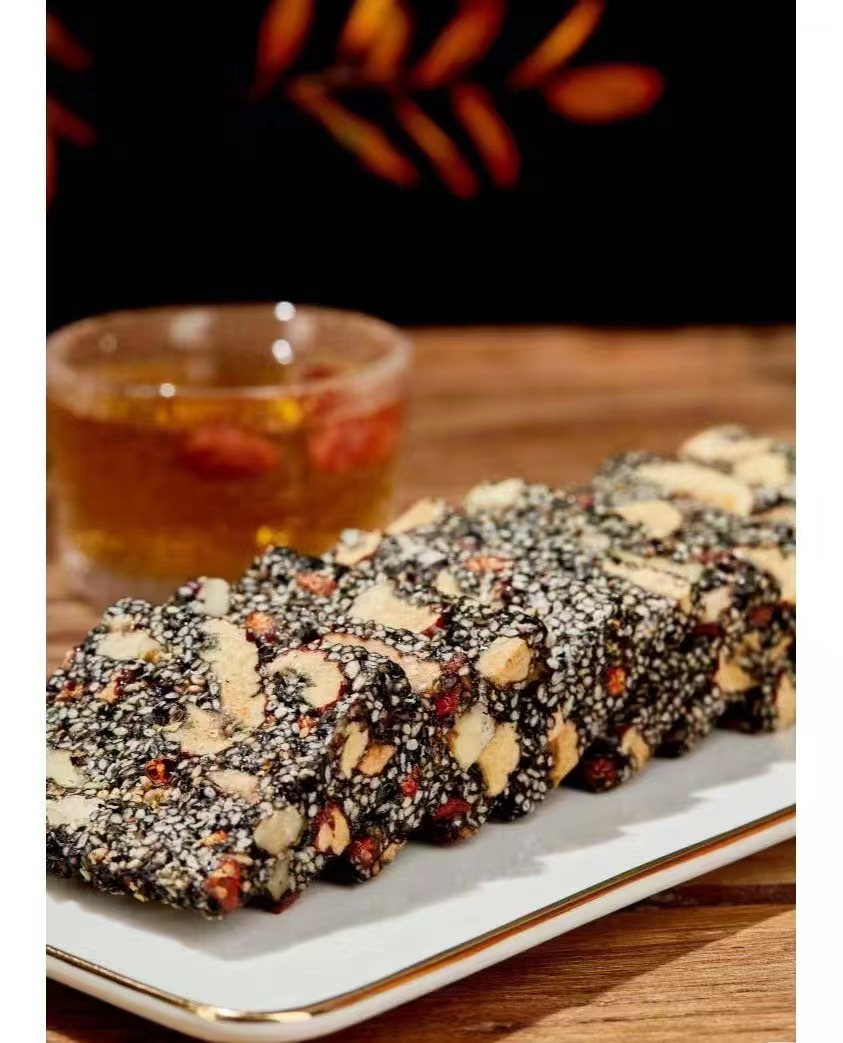 芝麻核桃糕  必备养生小零食 用心好料，配料简单无添加，独立小包装 ，口感超赞，好吃又健康😋