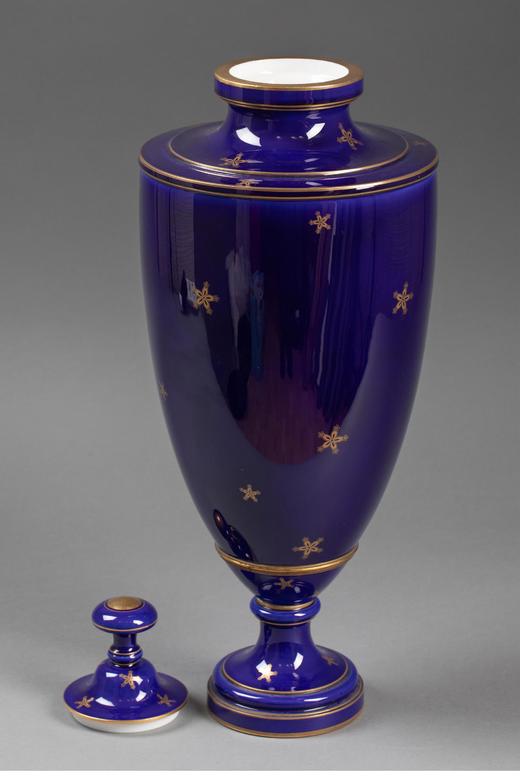 独角鹿西洋古董 1911年代法国御窑塞弗尔出品樱花图案手绘描金装饰帝王蓝釉带盖瓷瓶 商品图2