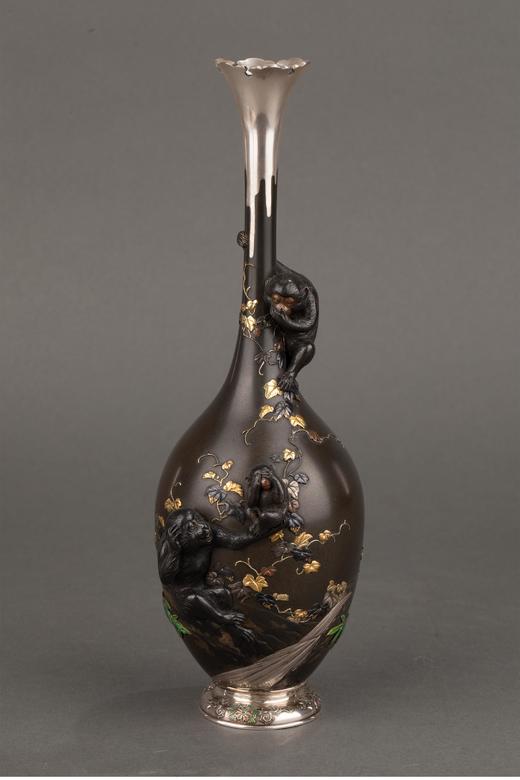 独角鹿西洋古董  日本明治时期武蔵屋大関签名创作三不猴主题镀金银精雕装饰珐琅彩绘细颈铜花瓶 商品图0