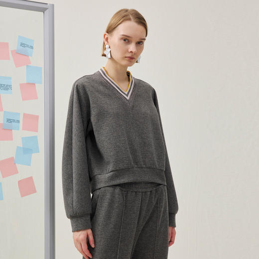 谜底V领卫衣长袖2025冬季新品亲肤舒适H型挺括撞色领女254MV1629 商品图0