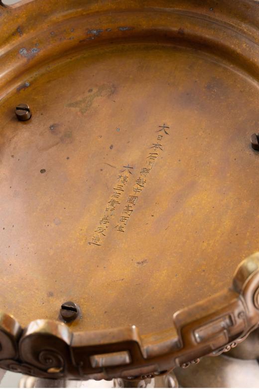 独角鹿西洋古董 日本明治时期名家大橋三右衛門義政签名创作双龙飞天主题镀金银精雕嵌多宝石装饰麒麟钮顶盖及象首三足底座铜香炉摆件 商品图5