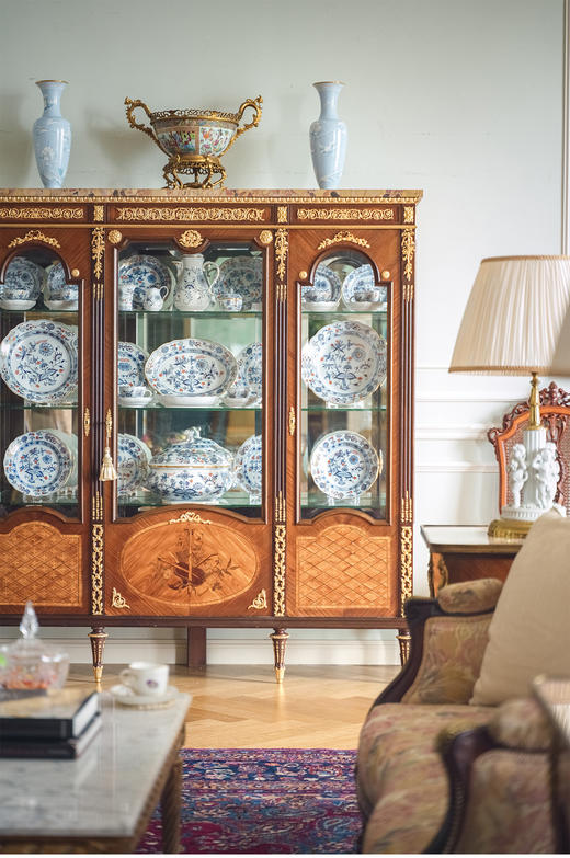 【已售】独角鹿西洋古董 法国家具名坊林克出品路易十六风格铜鎏金精雕装饰花卉乐器主题细木镶嵌玻璃展柜 商品图2