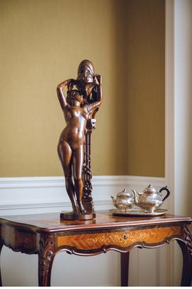 【已售】独角鹿西洋古董 1892年代法国雕塑家Albert Félix Mulot签名创作人物主题胡桃木雕塑《盲目的爱情》