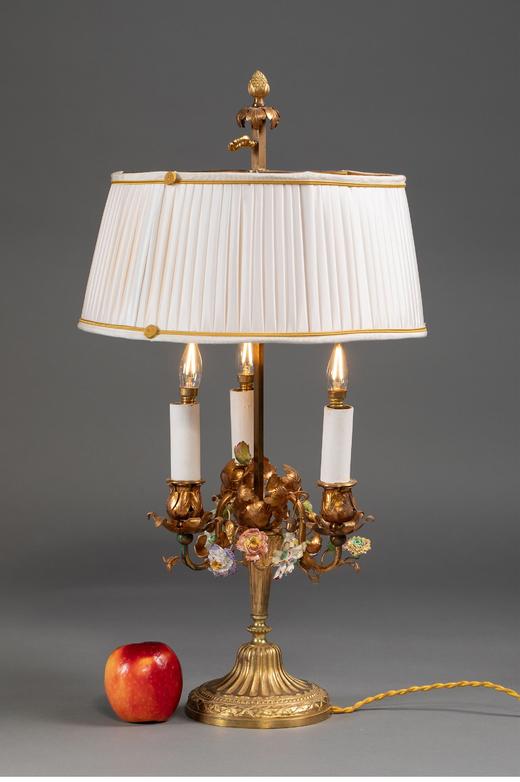 独角鹿西洋古董 1900年代法国出品路易十五风格铜鎏金精雕底座及多色瓷花装饰布面百褶灯罩Bouillotte造型三枝头台灯 商品图1