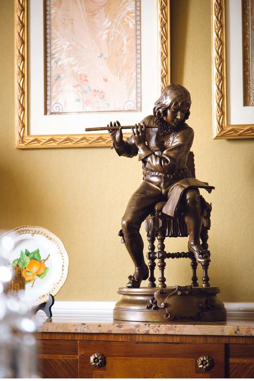 【已售】独角鹿西洋古董 19世纪法国雕塑家Adrien Étienne Gaudez签名创作人物主题青铜雕塑《长笛课》 商品图0