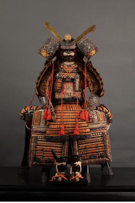 独角鹿西洋古董日本江户时期出品儿童之日节庆定制款漆木嵌金银铜精雕装饰皮革及丝绸小型武士甲胄