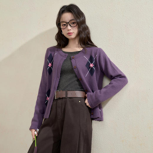 西遇学院风针织开衫女秋季新款紫色复古菱格刺绣毛衣外套Y0055215 商品图2