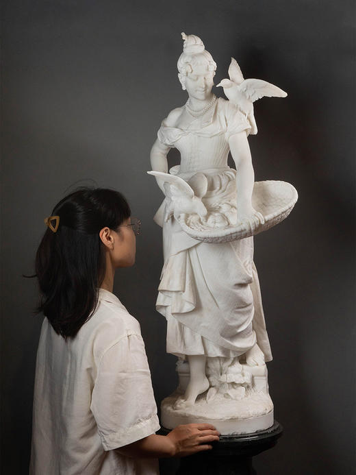 独角鹿西洋古董1887年意大利雕塑家Vittorio Caradossi签名创作女性人物主题大理石雕塑作品《与鸟一起的少女》 商品图1