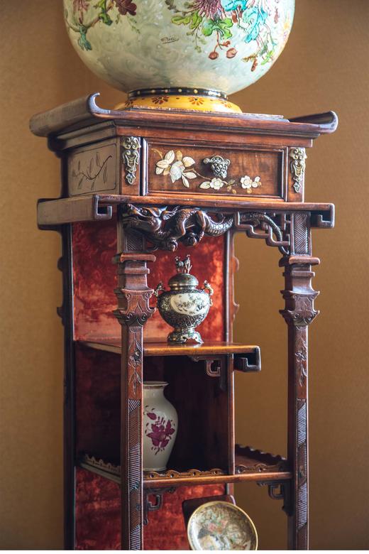 【已售】独角鹿西洋古董 19世纪末法国出品VIARDOT东方风格蟠龙花开主题铜鎏金装饰母贝镶嵌梧桐木精雕博古架 商品图3