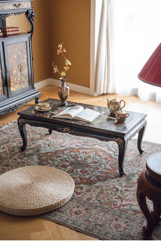 【已售】独角鹿西洋古董 19世纪末中国出品庭院仕女主题黑地款彩雕漆硬木矮桌几 商品图0