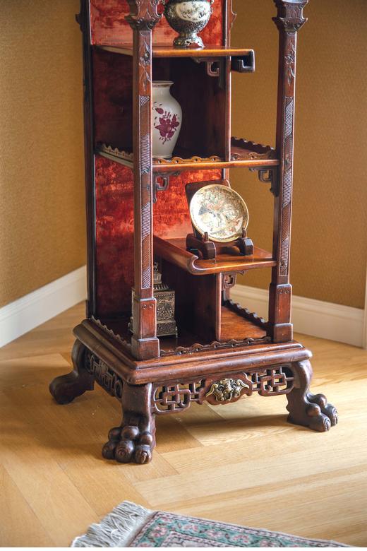 【已售】独角鹿西洋古董 19世纪末法国出品VIARDOT东方风格蟠龙花开主题铜鎏金装饰母贝镶嵌梧桐木精雕博古架 商品图4