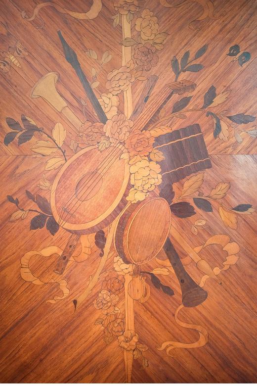 独角鹿西洋古董 古董家具 路易十六风格大理石台面镶嵌韦奇伍德风瓷片装饰繁花奏乐主题细木镶嵌展示柜玄关柜 商品图5