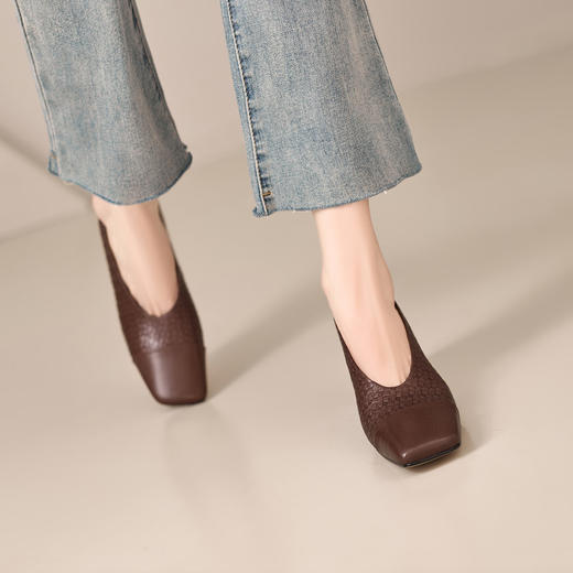 【预售5天】经典舒适5cm高跟鞋女春秋粗跟单鞋头层压花羊皮舒适一脚蹬皮鞋MBJR&6938 商品图4