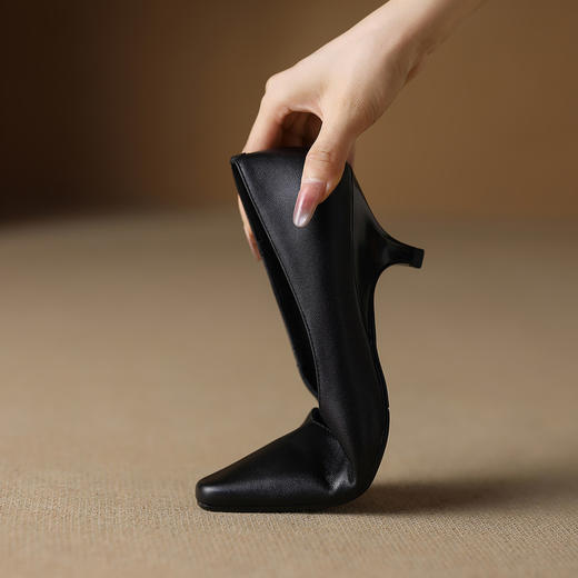 【预售5天】简约头层小牛皮尖头浅口单鞋，三色通勤职业女鞋DMJFG&82659F 商品图3