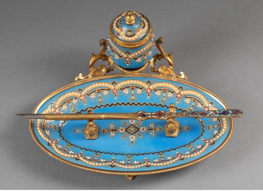 【已售】独角鹿西洋古董  法国出品卷叶滚珠纹铜鎏金精雕装饰布雷松珐琅彩绘描金墨水台及钢笔套件 商品图2