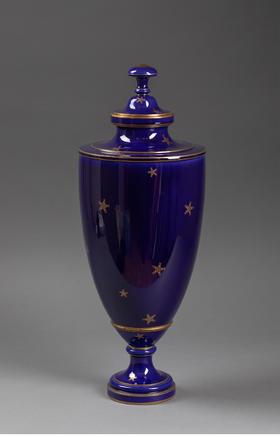 独角鹿西洋古董 1911年代法国御窑塞弗尔出品樱花图案手绘描金装饰帝王蓝釉带盖瓷瓶