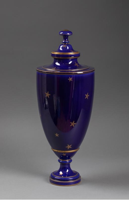 独角鹿西洋古董 1911年代法国御窑塞弗尔出品樱花图案手绘描金装饰帝王蓝釉带盖瓷瓶 商品图0