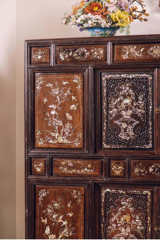 【已售】独角鹿西洋古董 中国出品花梨木精雕装饰鸟蝶繁花主题螺钿镶嵌边柜 商品图1