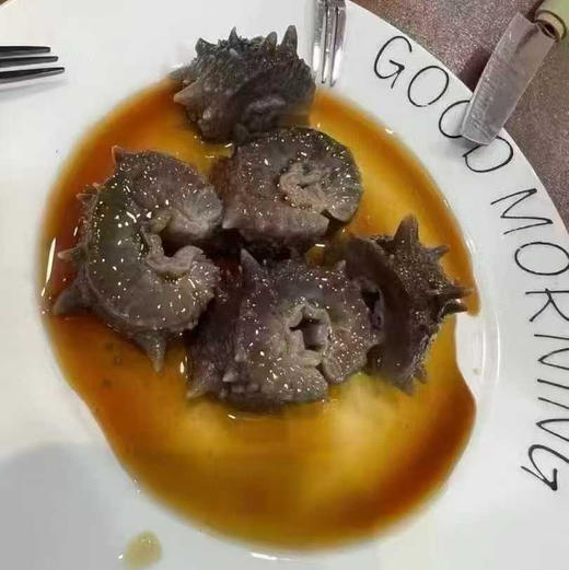 【滋补高定礼盒】干海参/鲍鱼/即食海参任君选择，经过高汤鲜炖，真材实料，营养搭配。海参饱满丰腴，黑亮的表皮在鲍汁的润泽下闪耀着诱人的光泽，那细腻的肉质仿佛在诉说着大海的馈赠。 商品图8