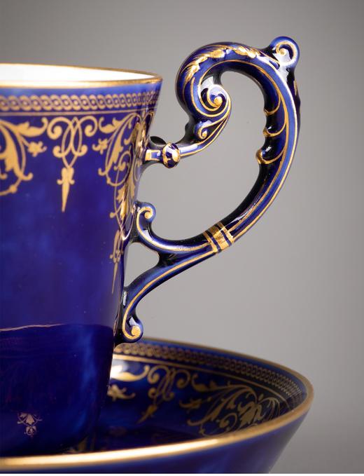 独角鹿西洋古董 1921年代法国御窑塞弗尔出品手绘描金装饰古典花叶纹帝王蓝釉瓷器杯碟 商品图4