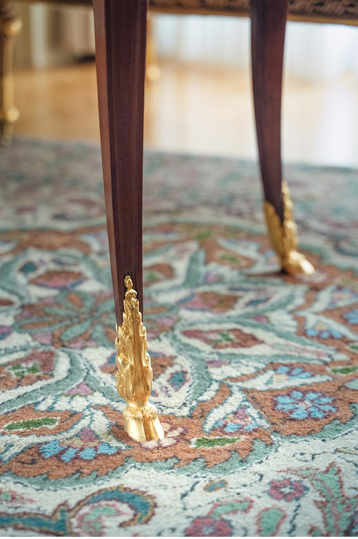 独角鹿西洋古董 法国出品路易十六风格羊首造型铜鎏金精雕装饰叶纹花卉主题细木镶嵌桃花芯木边桌 商品图5