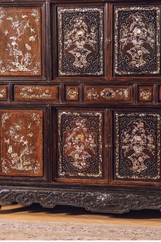 【已售】独角鹿西洋古董 中国出品花梨木精雕装饰鸟蝶繁花主题螺钿镶嵌边柜 商品图2