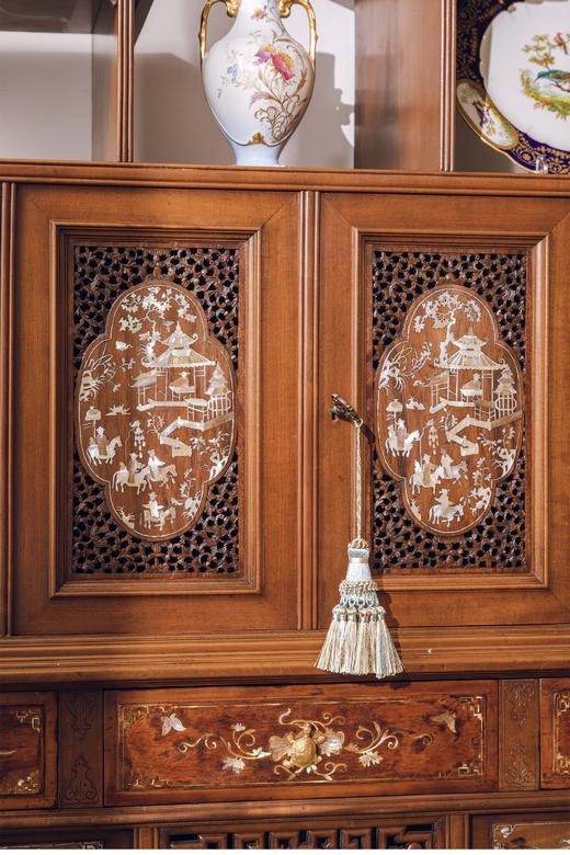 【已售】独角鹿西洋古董 法国出品东方风格蟠龙造型铜鎏金精雕装饰亭台人物主题螺钿镶嵌梧桐木多宝阁式展柜 商品图4