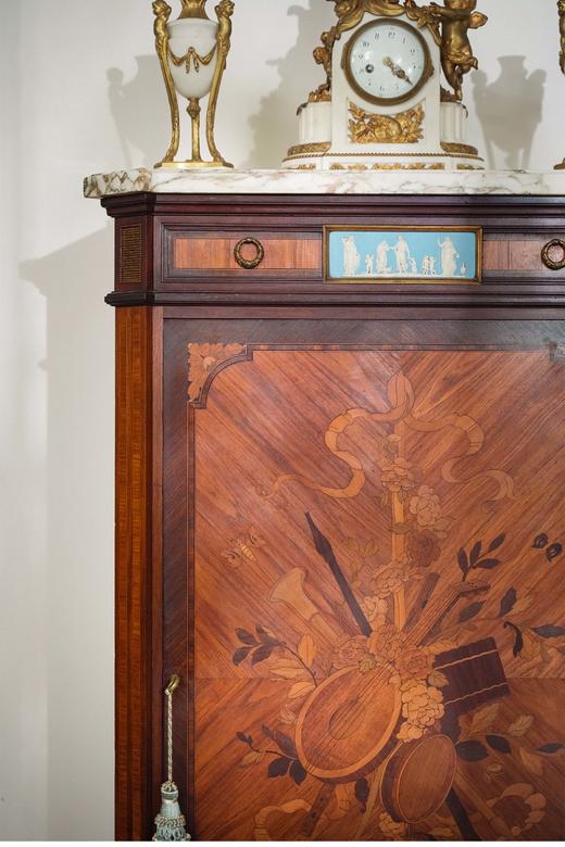 独角鹿西洋古董 古董家具 路易十六风格大理石台面镶嵌韦奇伍德风瓷片装饰繁花奏乐主题细木镶嵌展示柜玄关柜 商品图3