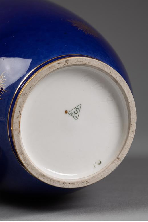 独角鹿西洋古董 1910年代法国御窑塞弗尔出品太阳花图案手绘描金装饰帝王蓝釉带盖瓷瓶 商品图5