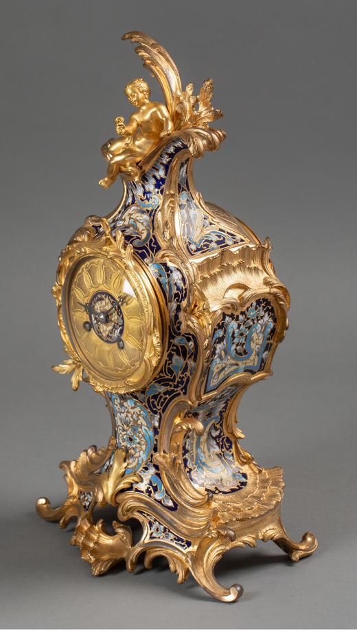 独角鹿西洋古董 路易十五风格卷叶繁花与古典人物主题铜鎏金精雕装饰錾胎珐琅座钟烛台三件套 商品图2