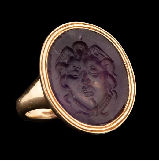 独角鹿西洋古董 意大利出品18K黄金戒托镶嵌美杜莎肖像主题紫水晶凹雕戒指 商品图4