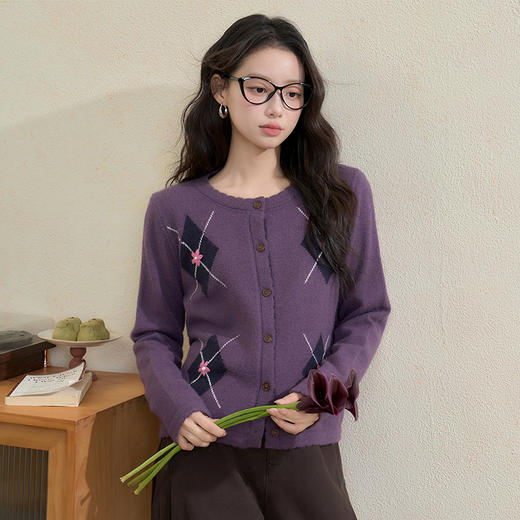 西遇学院风针织开衫女秋季新款紫色复古菱格刺绣毛衣外套Y0055215 商品图4