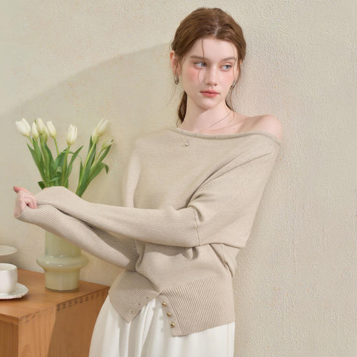 西遇气质露肩针织衫女2025秋季新款开叉下摆设计感斜肩收腰毛衣V3355194 商品图3