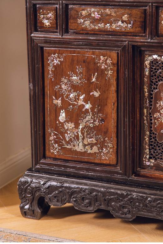 【已售】独角鹿西洋古董 中国出品花梨木精雕装饰鸟蝶繁花主题螺钿镶嵌边柜 商品图6