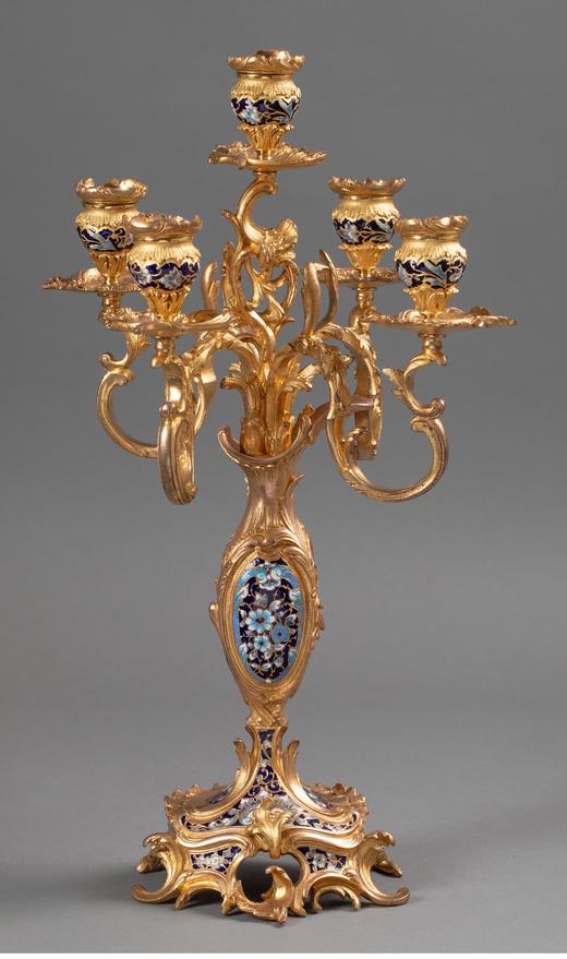 独角鹿西洋古董 路易十五风格卷叶繁花与古典人物主题铜鎏金精雕装饰錾胎珐琅座钟烛台三件套 商品图5