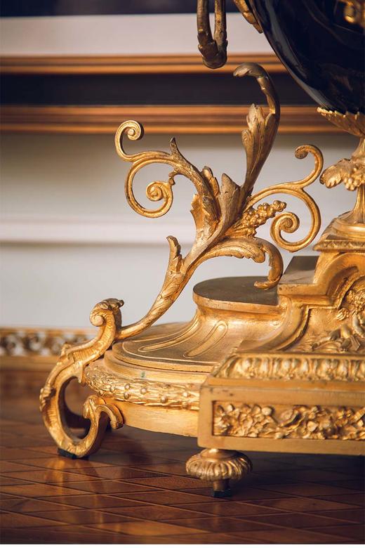 独角鹿西洋古董 法国G. Philippe工坊出品兽首花卉主题铜鎏金精雕装饰珐琅表盘陶瓷座钟烛台三件套 商品图5