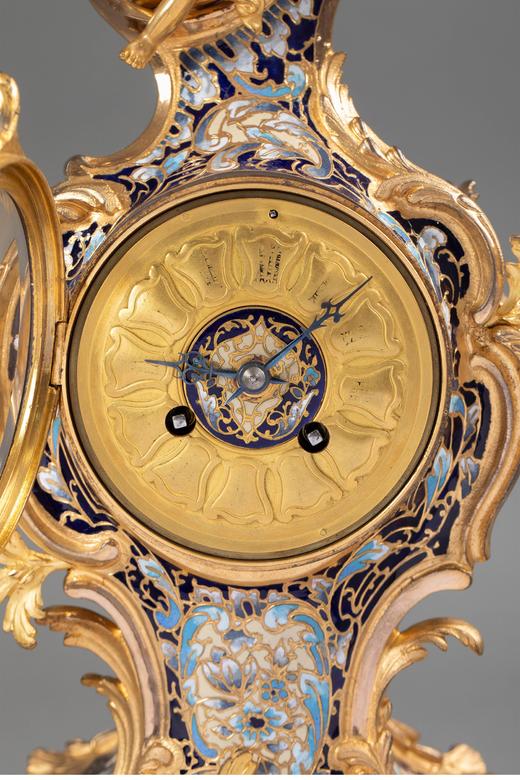 独角鹿西洋古董 路易十五风格卷叶繁花与古典人物主题铜鎏金精雕装饰錾胎珐琅座钟烛台三件套 商品图4