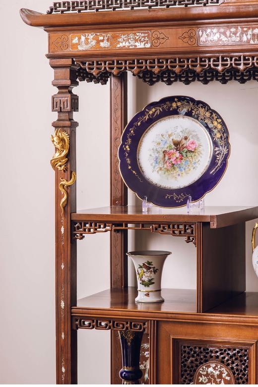 【已售】独角鹿西洋古董 法国出品东方风格蟠龙造型铜鎏金精雕装饰亭台人物主题螺钿镶嵌梧桐木多宝阁式展柜 商品图3