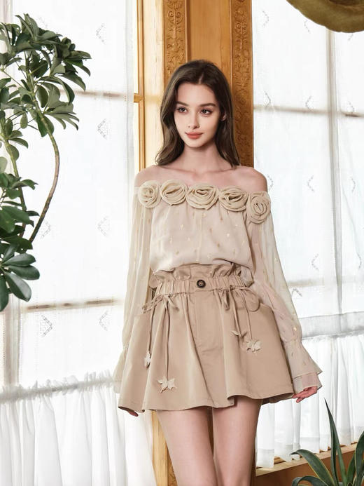 手工花朵露肩杏色金丝上衣 商品图0