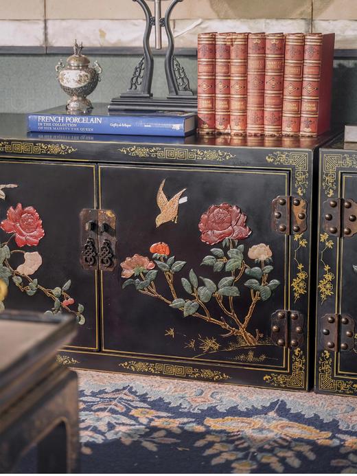 【已售】独角鹿西洋古董 19世纪末中国出品东方花鸟主题黑漆描金百宝嵌边柜 商品图4
