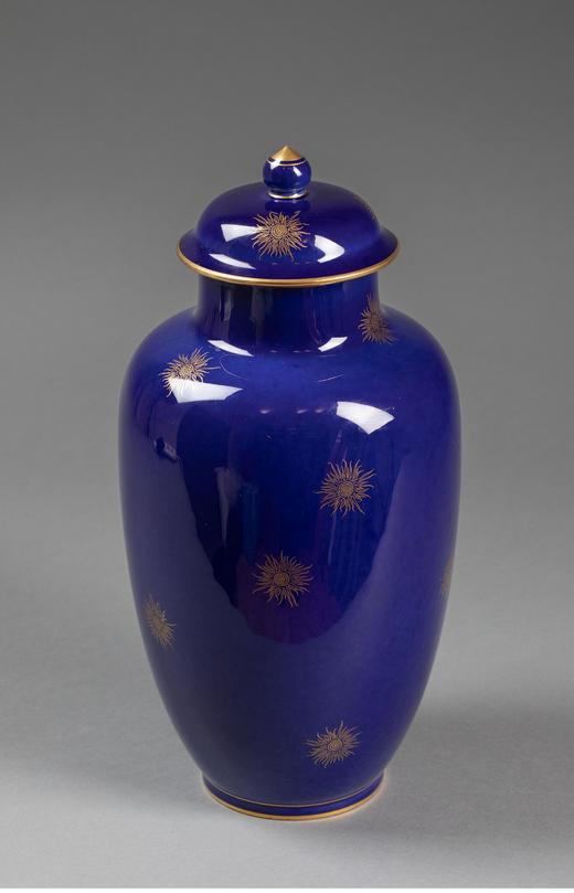 独角鹿西洋古董 1910年代法国御窑塞弗尔出品太阳花图案手绘描金装饰帝王蓝釉带盖瓷瓶 商品图0