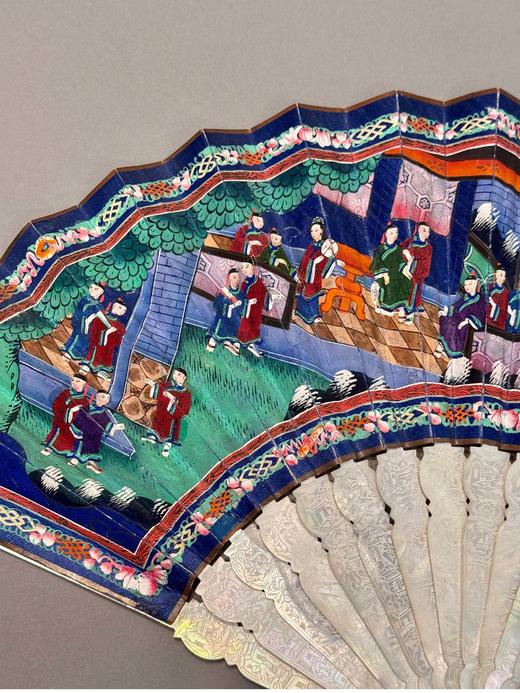 独角鹿西洋古董 中国古董 母贝精雕扇骨装饰官邸人物主题纸本彩绘双扇面折扇 商品图1