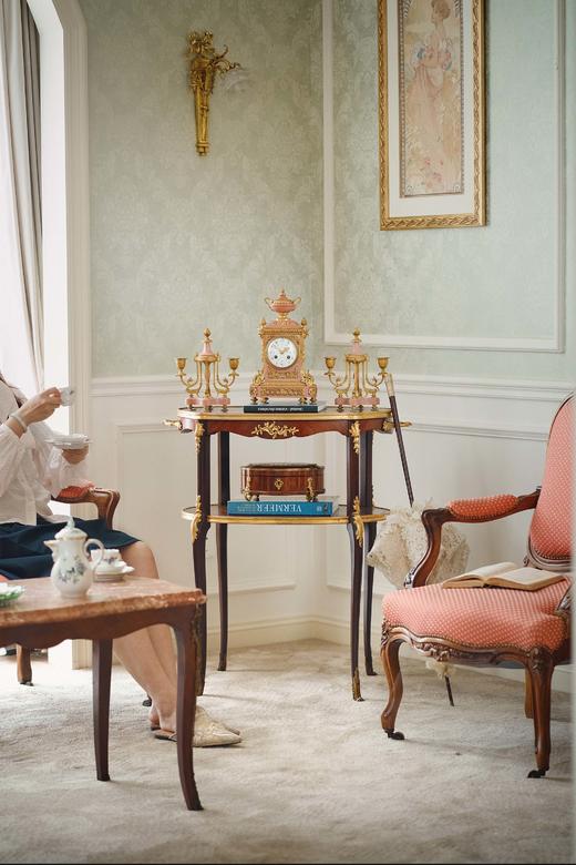 独角鹿西洋古董 1890年代法国出品路易十六风格胜利奖杯主题铜鎏金精雕装饰粉色大理石座钟烛台三件套 商品图1